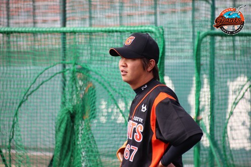 수비훈련 흐뭇하게 바라보는 김성배